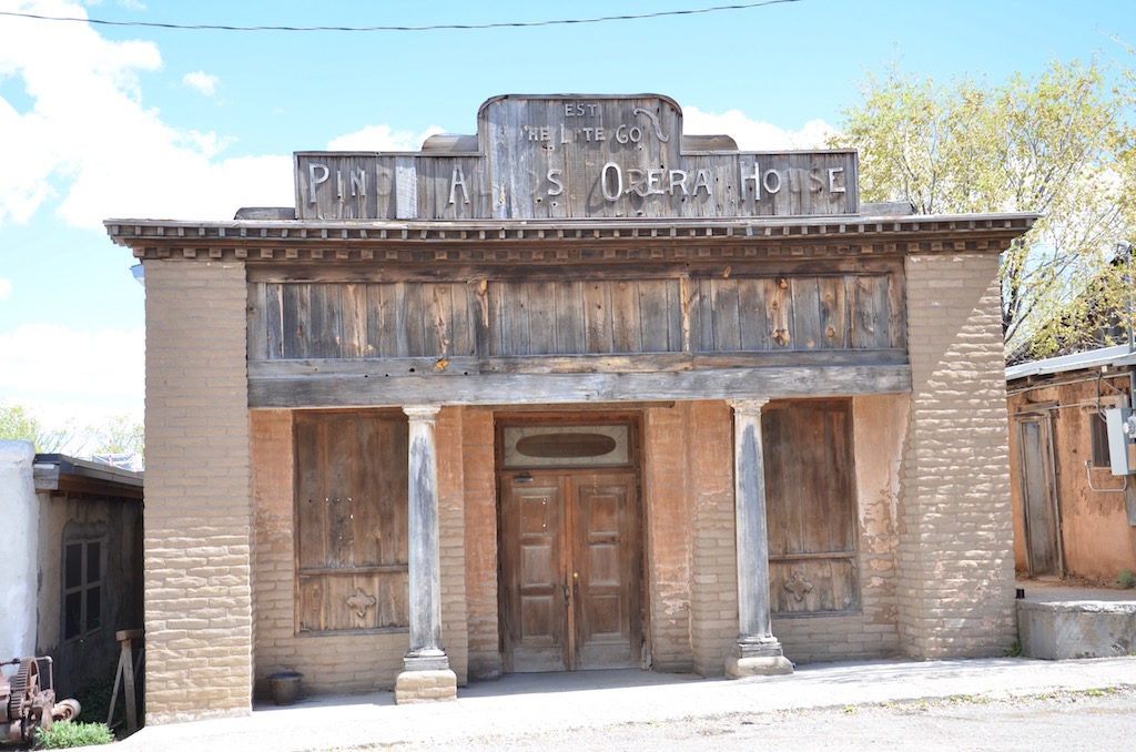 Front of the Opera House, it also looks abandoned!